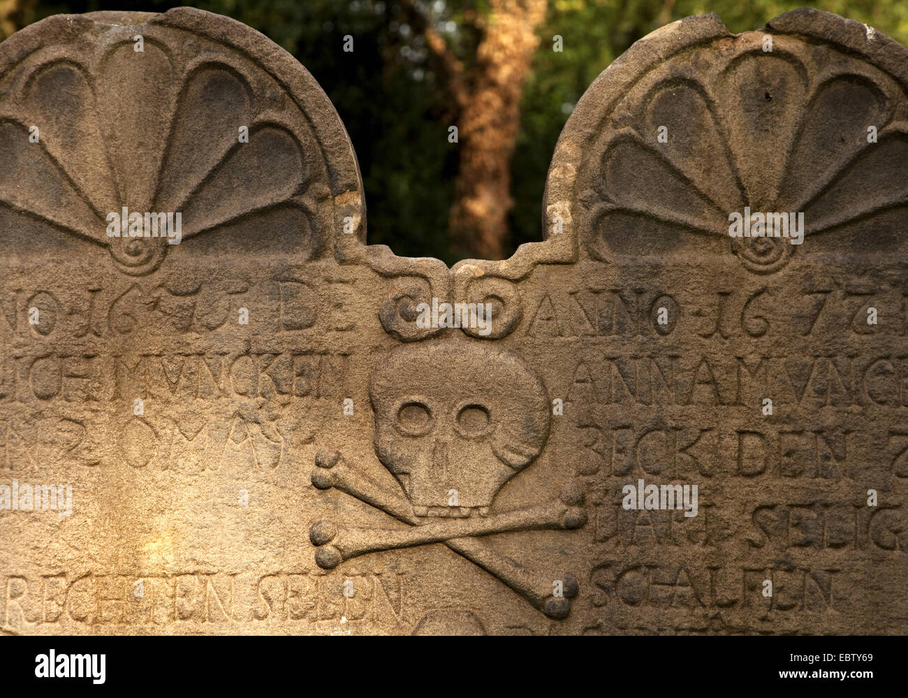 Detail der Grabstein auf dem Friedhof der alten Kirche in Stiepel, Stiepeler Dorfkirche, Deutschland, Nordrhein-Westfalen, Ruhrgebiet, Bochum Stockfoto