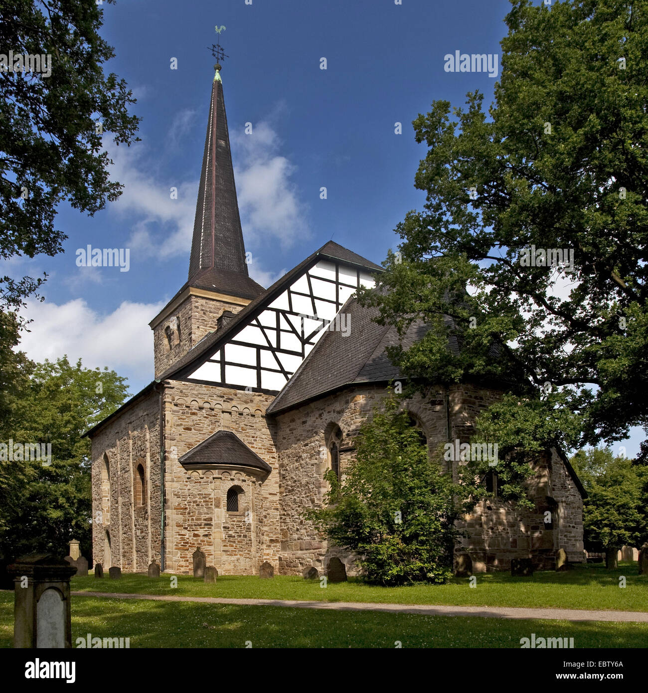1000 Jahre alte Kirche in Stiepel, Stiepeler Dorfkirche, mit Gräbern im Vordergrund, Bochum, Ruhrgebiet, Nordrhein-Westfalen, Deutschland Stockfoto