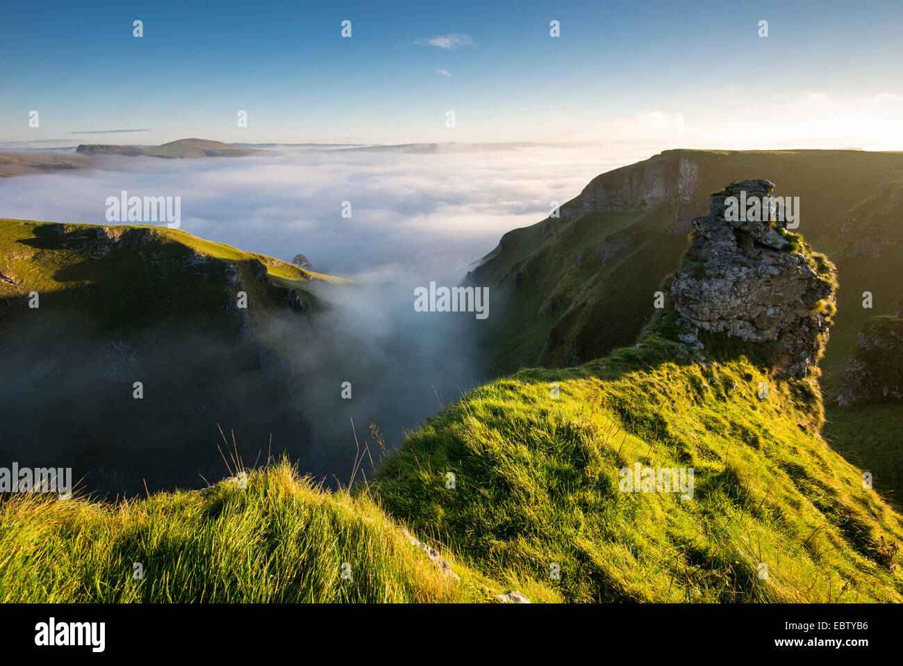 Magische Morgen Nebel und niedrige Wolken in der Hope Valley. Nebel driften Winnats Pass atmosphärische Bedingungen zu schaffen. Stockfoto