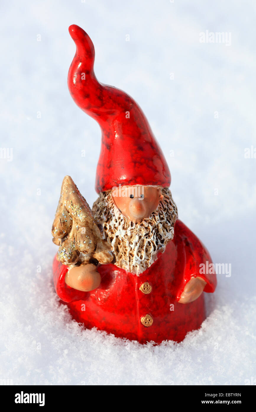 Santa Claus Figur im Schnee Stockfoto