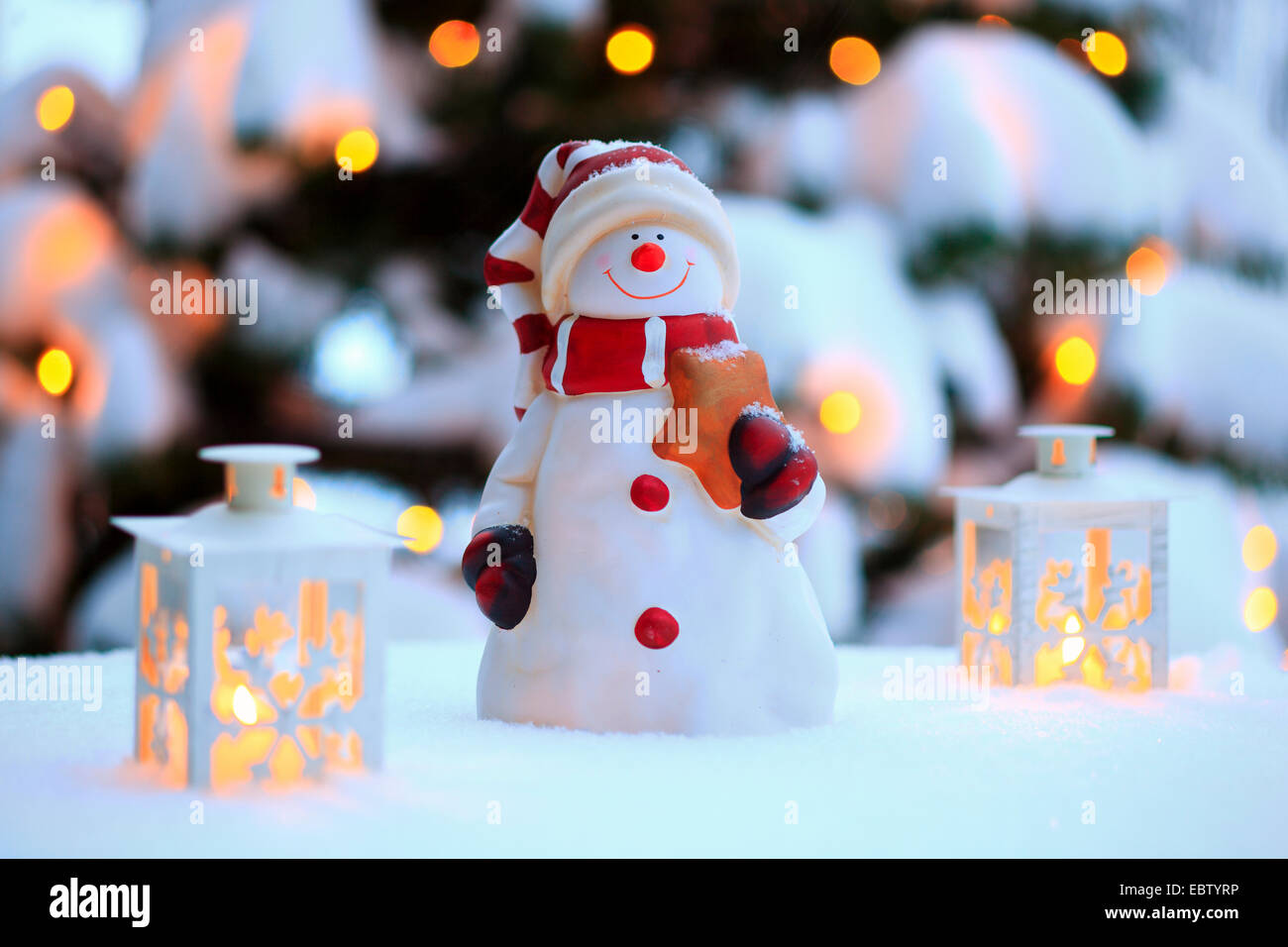 Weihnachts-Dekoration mit Schneemann und Laternen Stockfoto