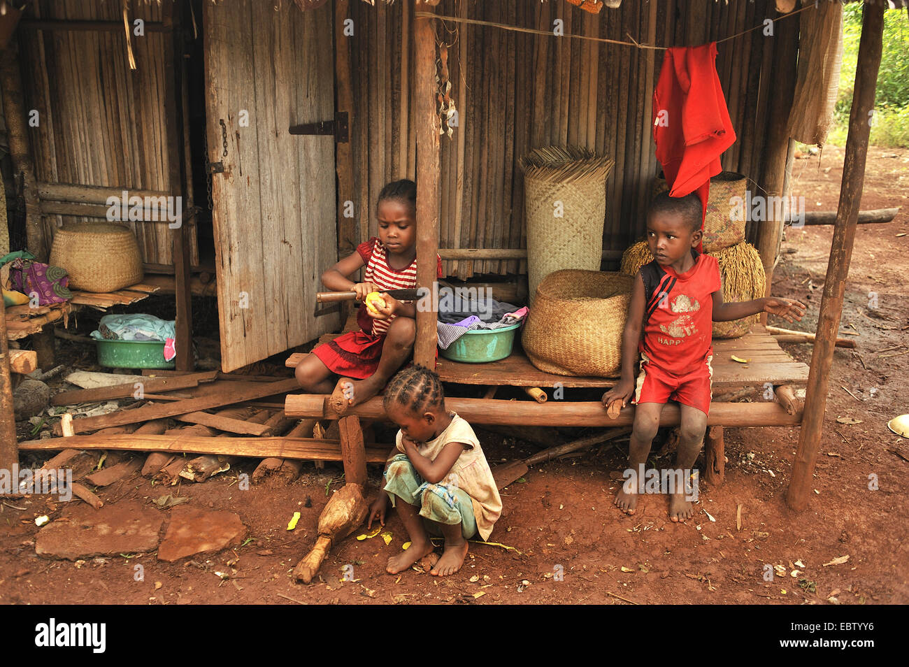 drei kleine Kinder vor einer Hütte, Madagaskar, Nosy Be Stockfoto