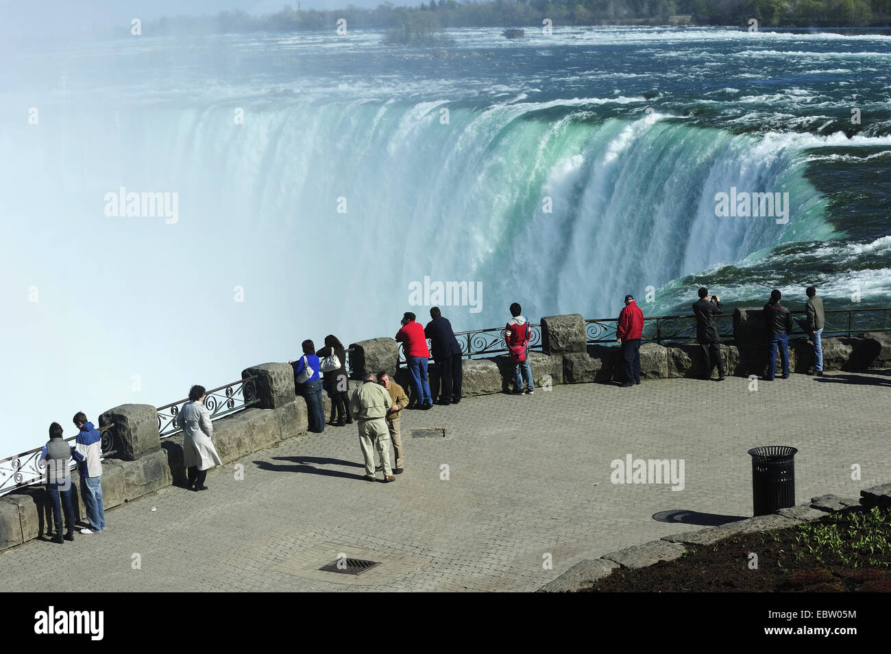 Touristen auf den Aussichtsplattformen am Niagara Wasserfällen, Kanada, Ontario, Niagara Stockfoto