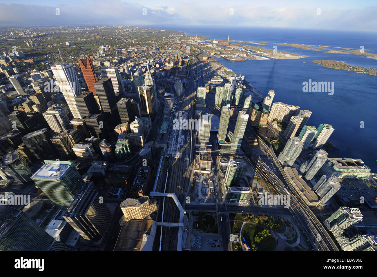 Ansicht der Stadt von Toronto mit Hauptbahnhof und Lake Ontario vom CN Tower, Toronto, Ontario, Kanada Stockfoto