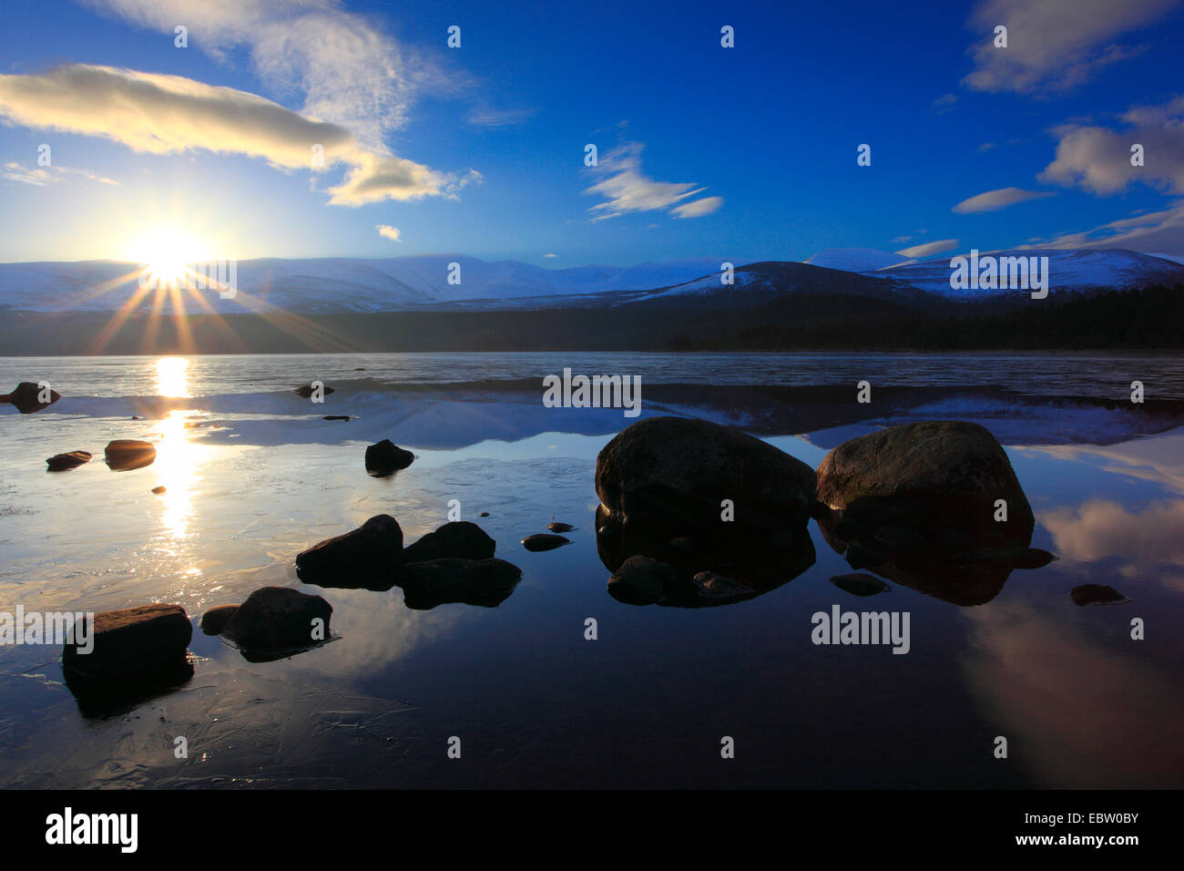 Loch Morlich in den Morgen, Großbritannien, Schottland, Cairngorm National Park Stockfoto