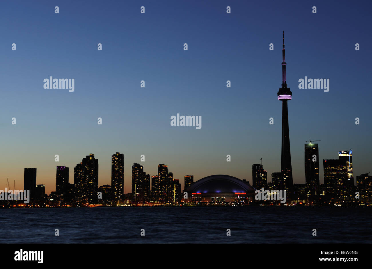 Skyline von Toronto am Abend mit CN Tower, Toronto, Ontario, Kanada Stockfoto