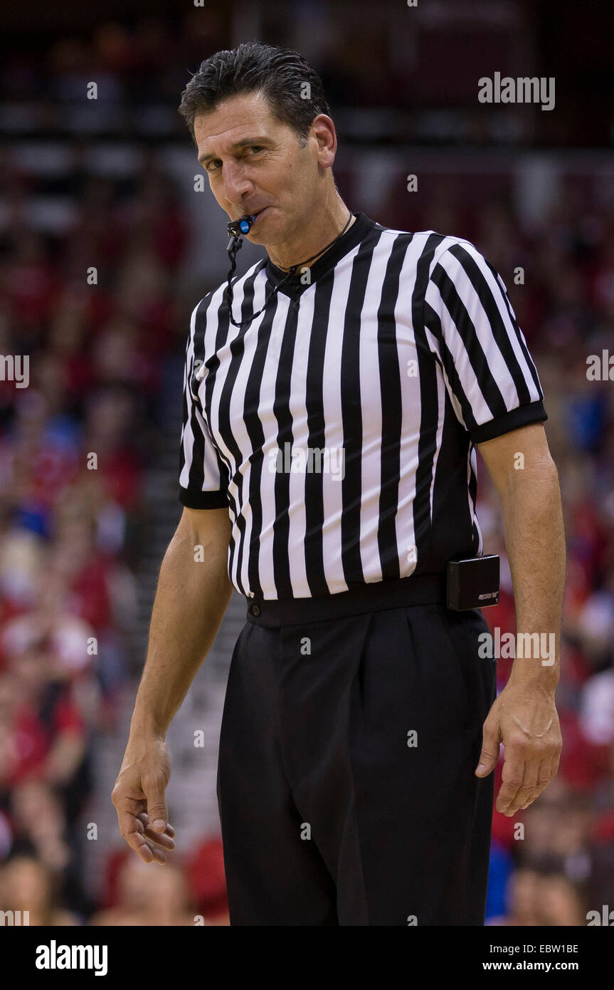 3. Dezember 2014: Ein Beamter blickt Abschnitt Schüler während einer Pause in Aktion während der NCAA Basketball-Spiel zwischen Duke Blue Devils und die Wisconsin Badgers am Kohl Center in Madison, Wisconsin. Duke besiegt Wisconsin 80-70. John Fisher/CSM. Stockfoto