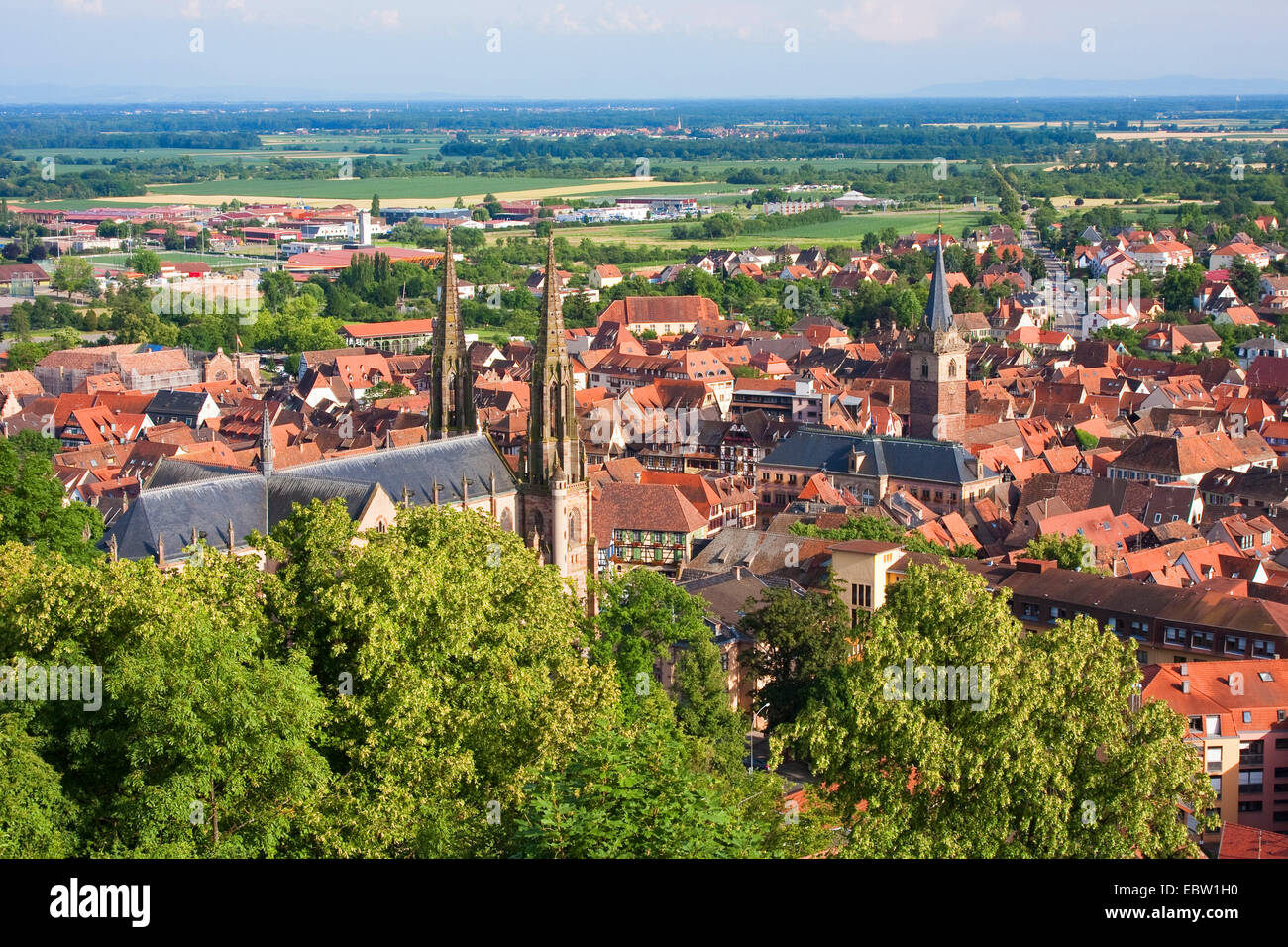 Blick über die Stadt, die Rheinebene und Schwarzwald, Frankreich, Bas-Rhin, Elsass, Obernai, Oberehnheim Stockfoto