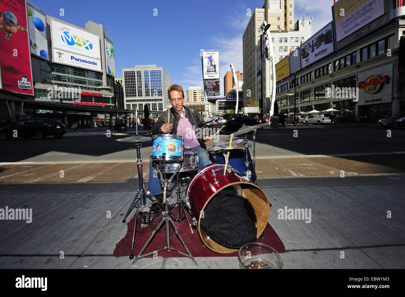 Straßenmusiker auf Yonge-Dundas Square, Kanada, Ontario, Toronto Stockfoto