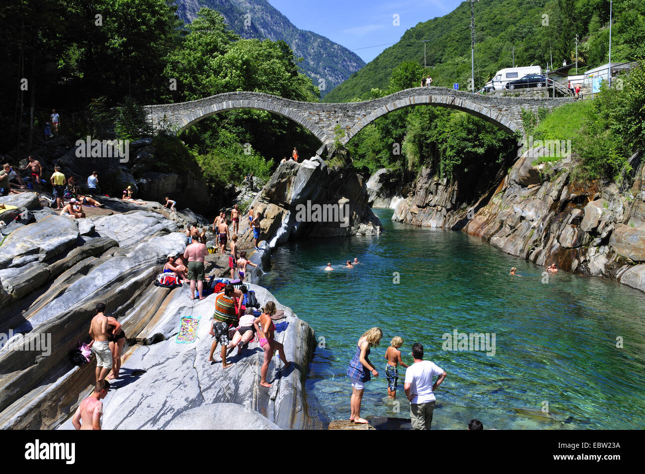 Menschen Baden im Fluss Verzasca am Ponte dei Salti in Lavertezzo, Schweiz, Tessin, Verzascatal Stockfoto