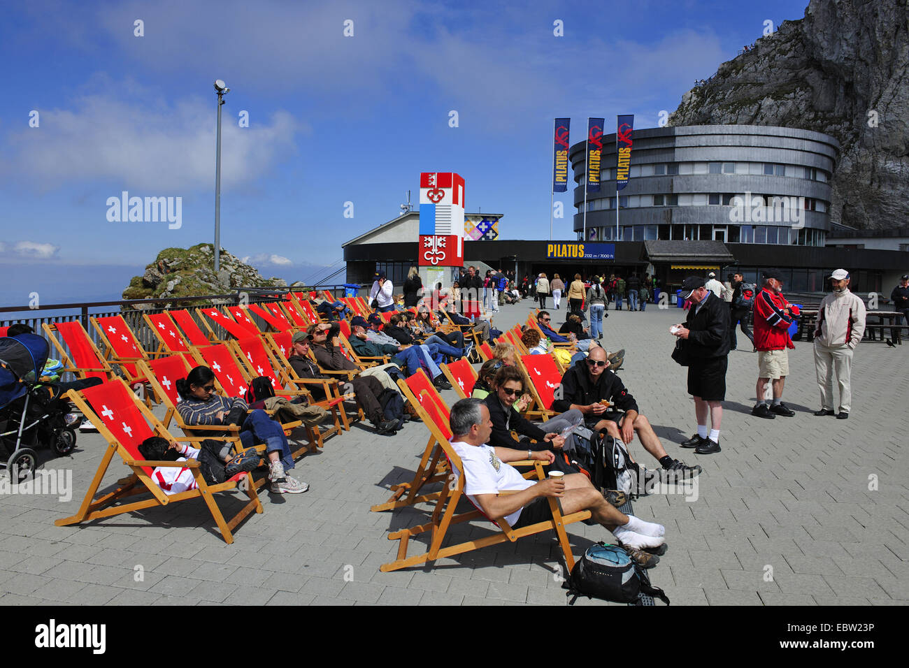 Touristen, die auf Pilatius Berg mit Pilatus Hotel Bellevue, Schweiz, entspannend Stockfoto