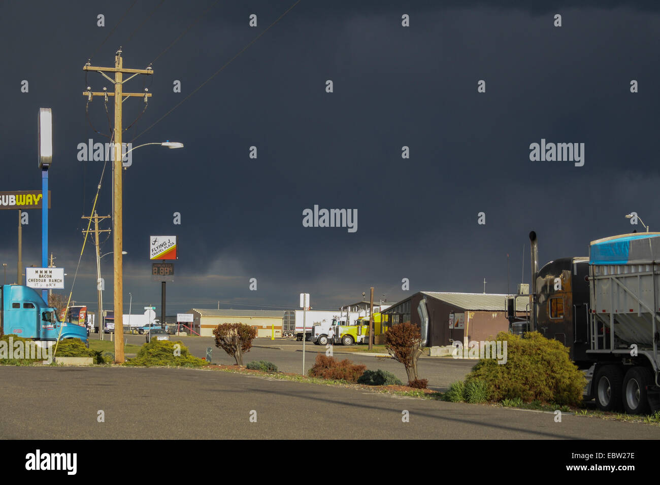 Semi Trucks und dunklen Gewitterwolken am Flying J Travel Plaza, Pasco, WA 99301, USA. Truck Stop. Stockfoto