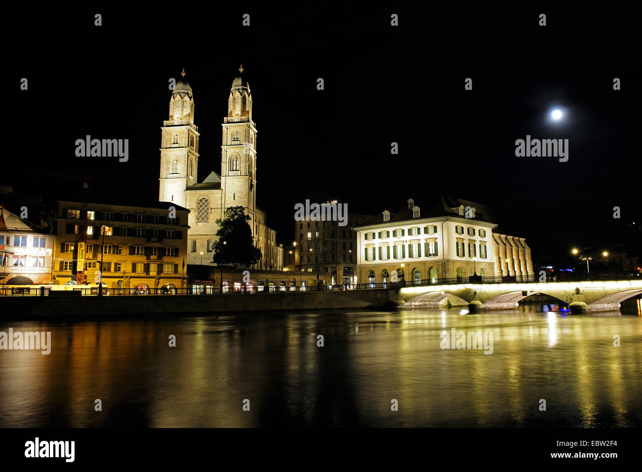 Kirche Grossmuensterkirche und Kirche Wasserkirche (rechts), der Schweiz, Zürich Stockfoto