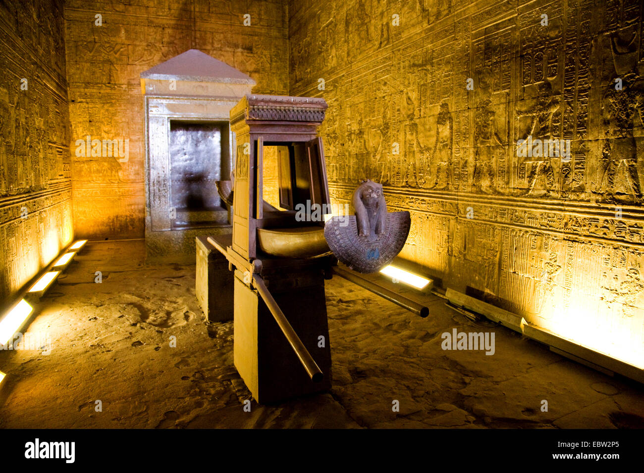 die Viermastbark Heiligtum in der Mitte des Tempels von Edfu Edfu, Ägypten, Stockfoto