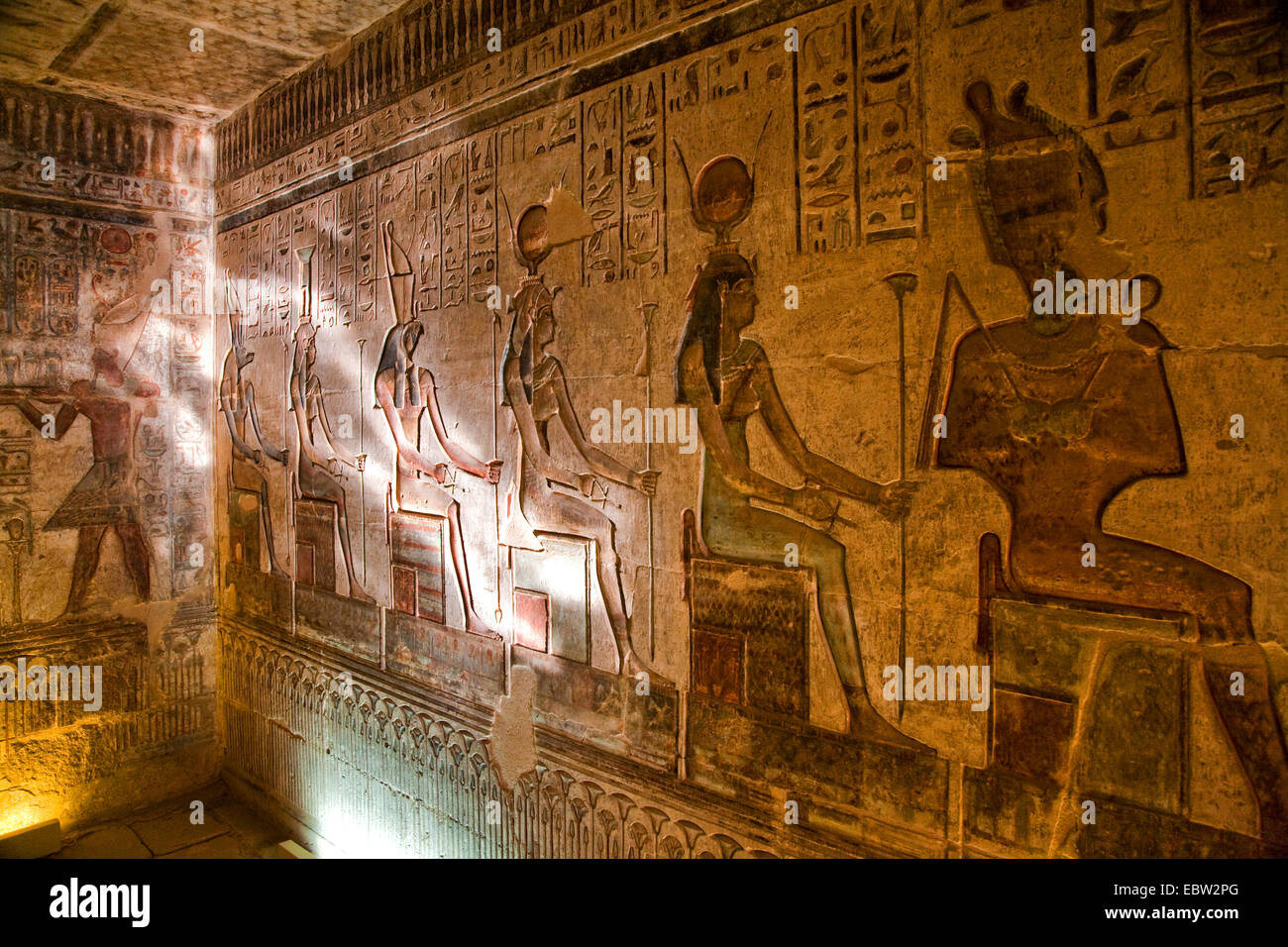 Wandmalereien im Hathor-Tempel von Dendera-Tempel-Komplex, Luxor, Ägypten, Theben-West Stockfoto