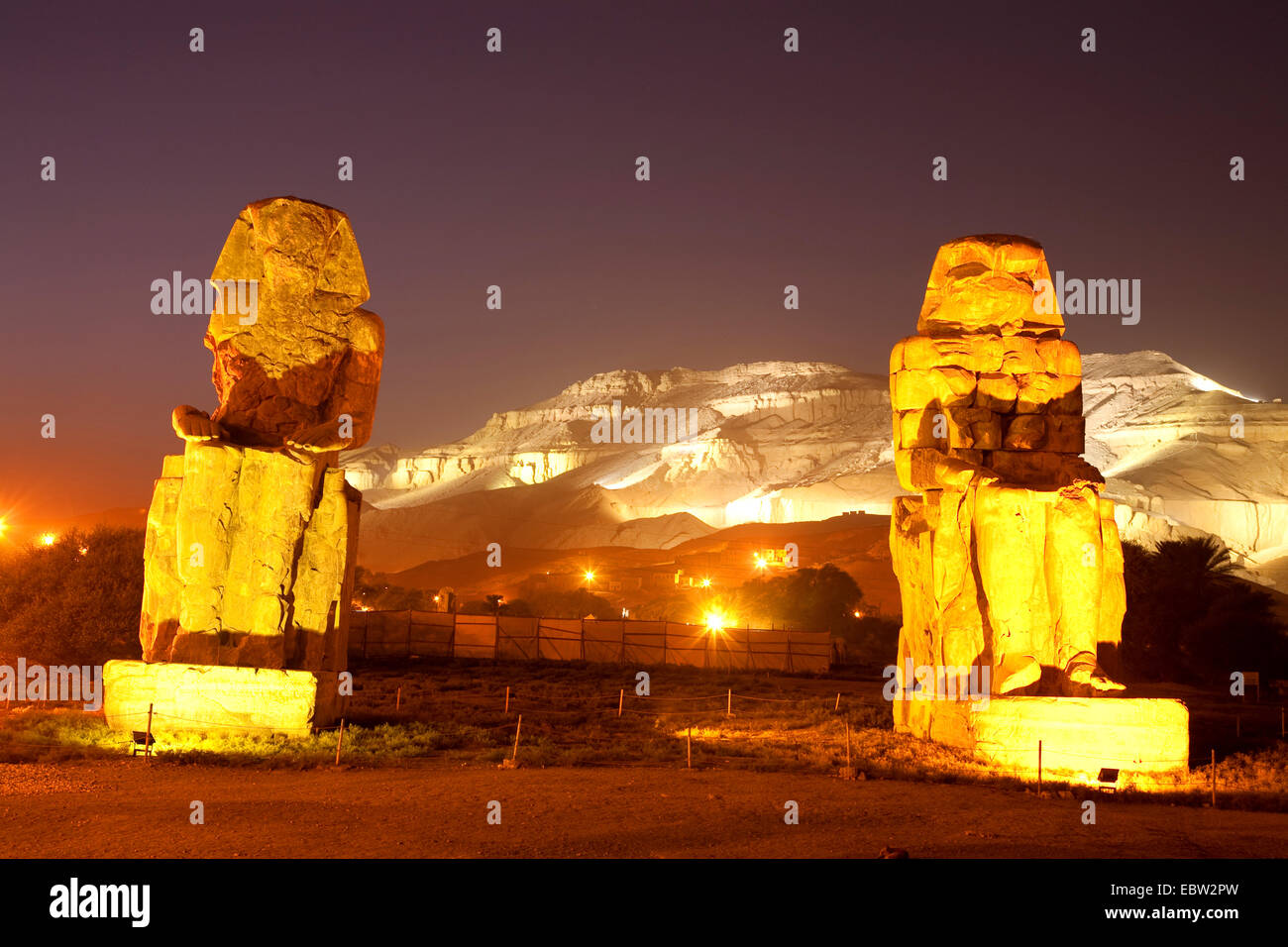 beleuchtete Kolosse von Memnon in der Nacht, zwei massiven steinernen Statuen von Pharao Amenhotep III, Luxor, Ägypten, Theben-West Stockfoto