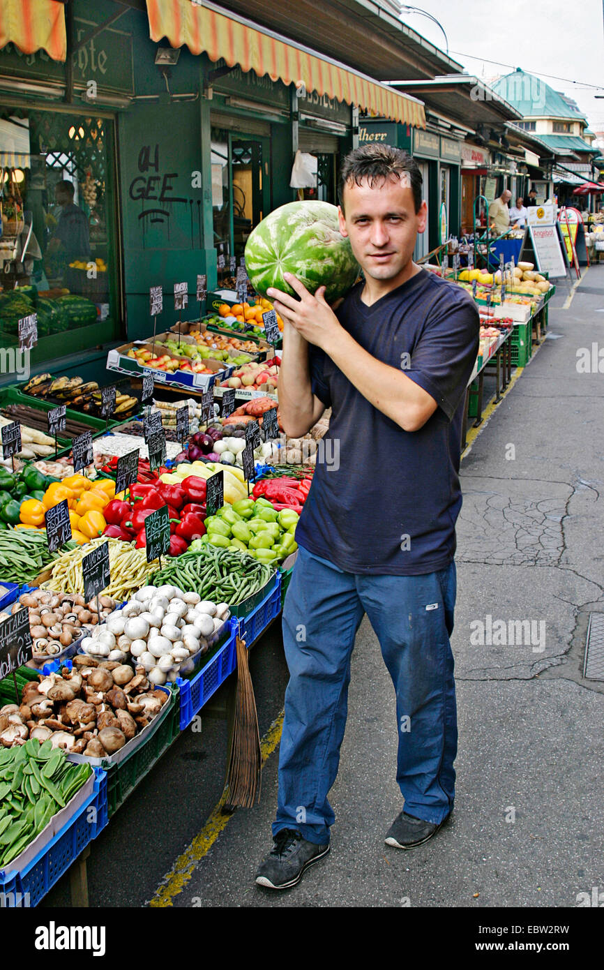 Verkäufer von einem Obstmarkt, Österreich Stockfoto