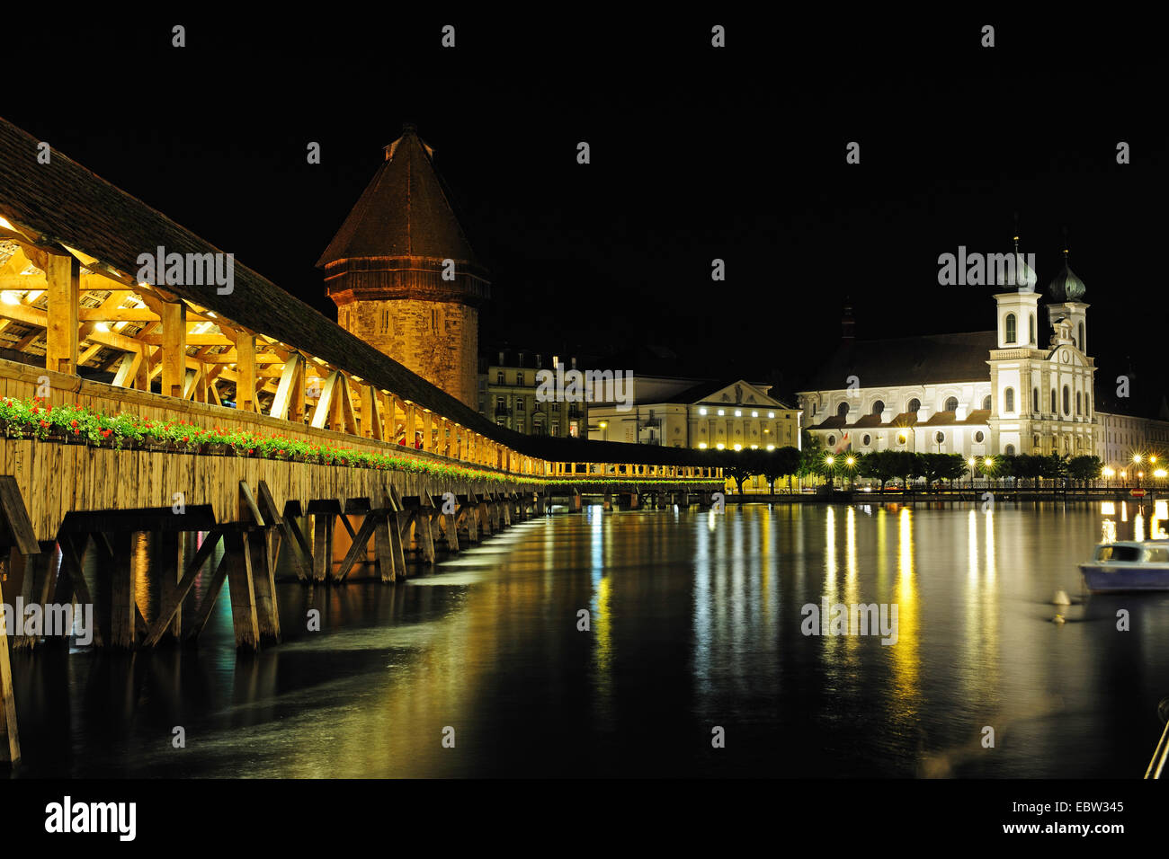 Kapellbruecke, Kapellbrücke, im Vierwaldstättersee mit Jesuiten Kirche, Schweiz, Luzern Stockfoto