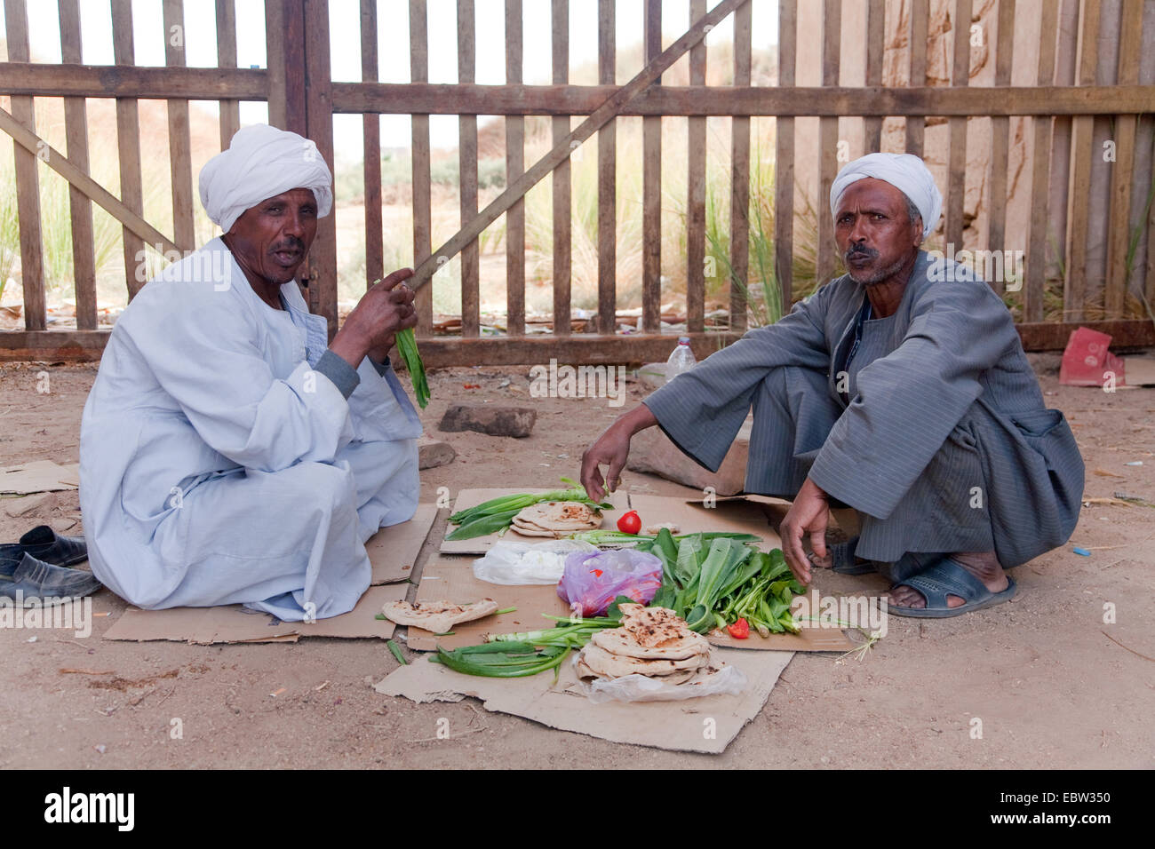 zwei Wachen im Schatten des östlichen Tores von der Fußgängerzone des Amun-Re mit Mittagessen, Ägypten, Karnak, Luxor Stockfoto