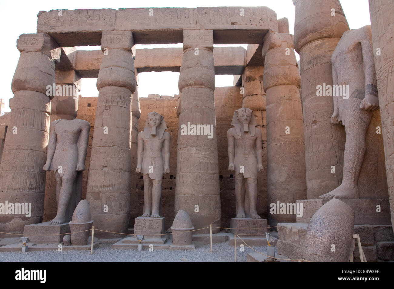 Statuen und Säulen im Innenhof der Luxor Tempel, Ägypten, Luxor Stockfoto