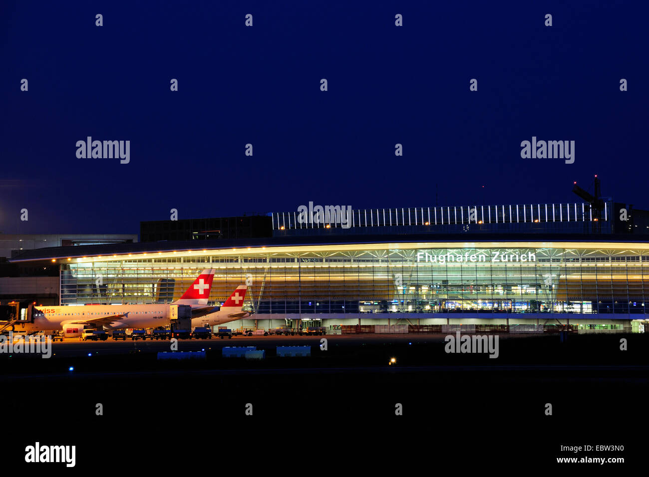 Zurich Airport bei Nacht, Schweiz, Zürich Stockfoto