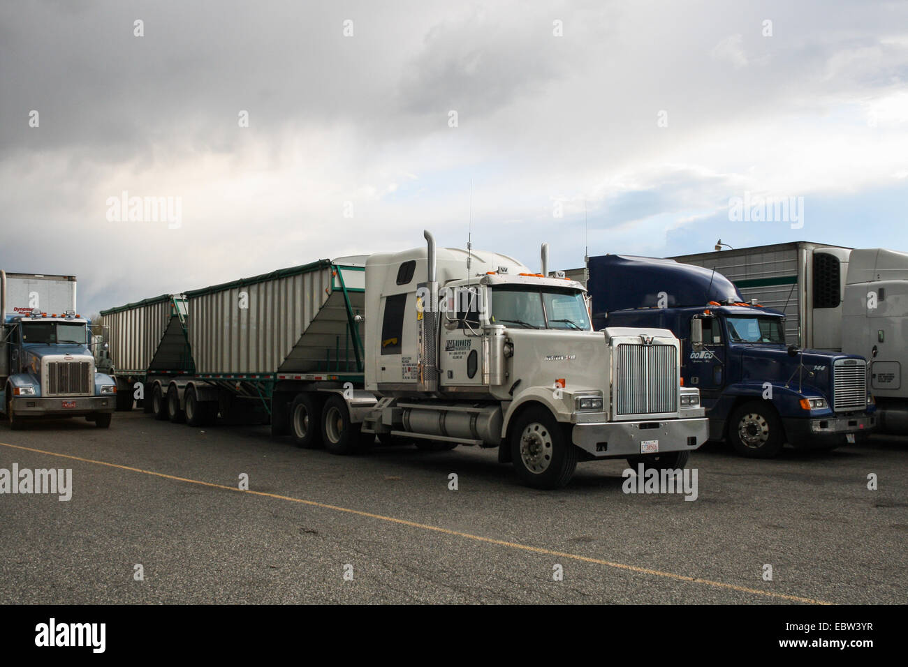 Semi Trucks und dunklen Gewitterwolken am Flying J Travel Plaza, Pasco, WA 99301, USA. Truck Stop. Stockfoto