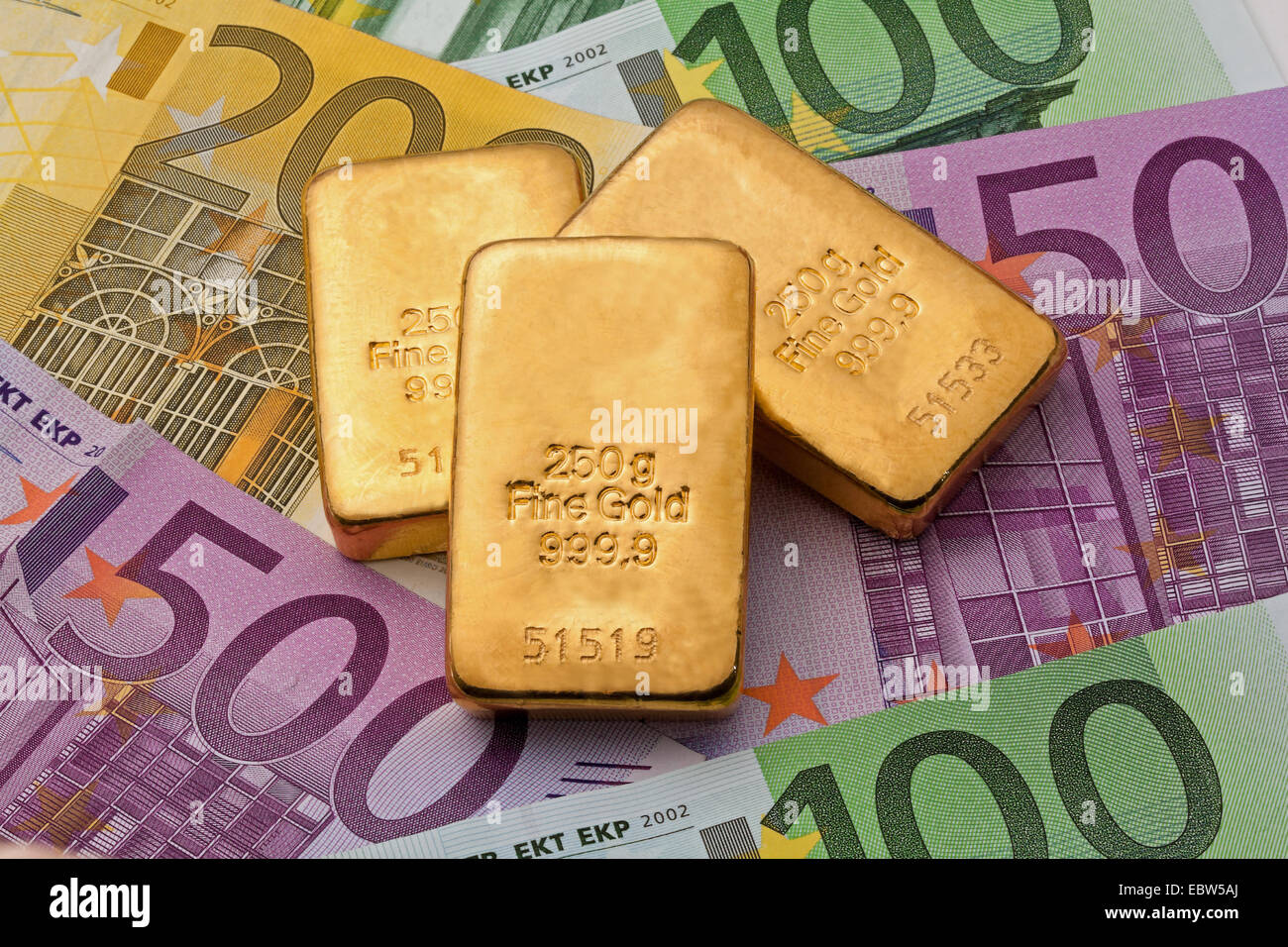 drei Goldbarren auf Euro-Scheine, 250 g Feingold 999,9 Stockfoto