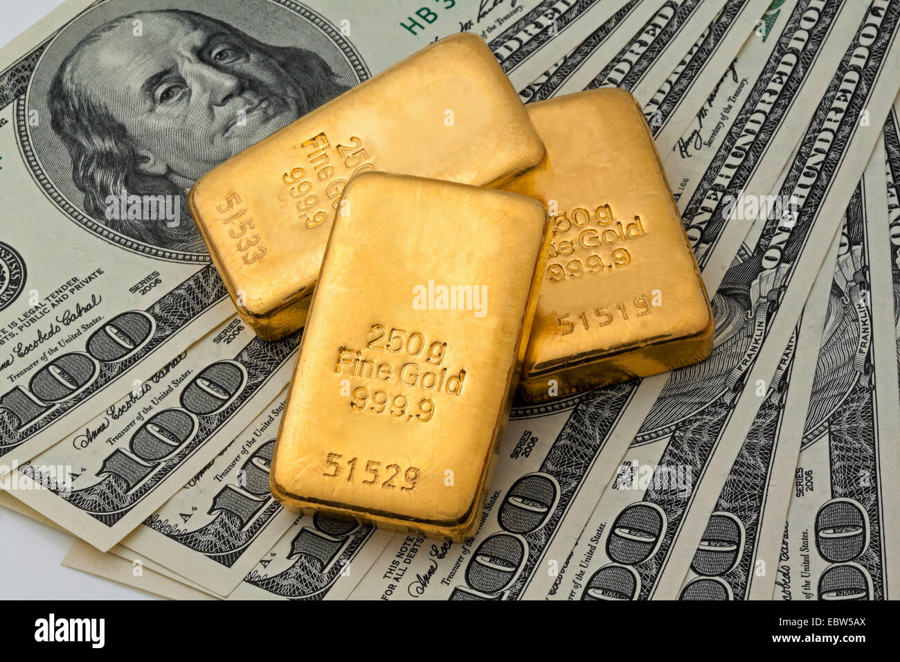 drei Goldbarren, 250 g Feingold 999,9, auf 100-Dollar-Noten Stockfoto