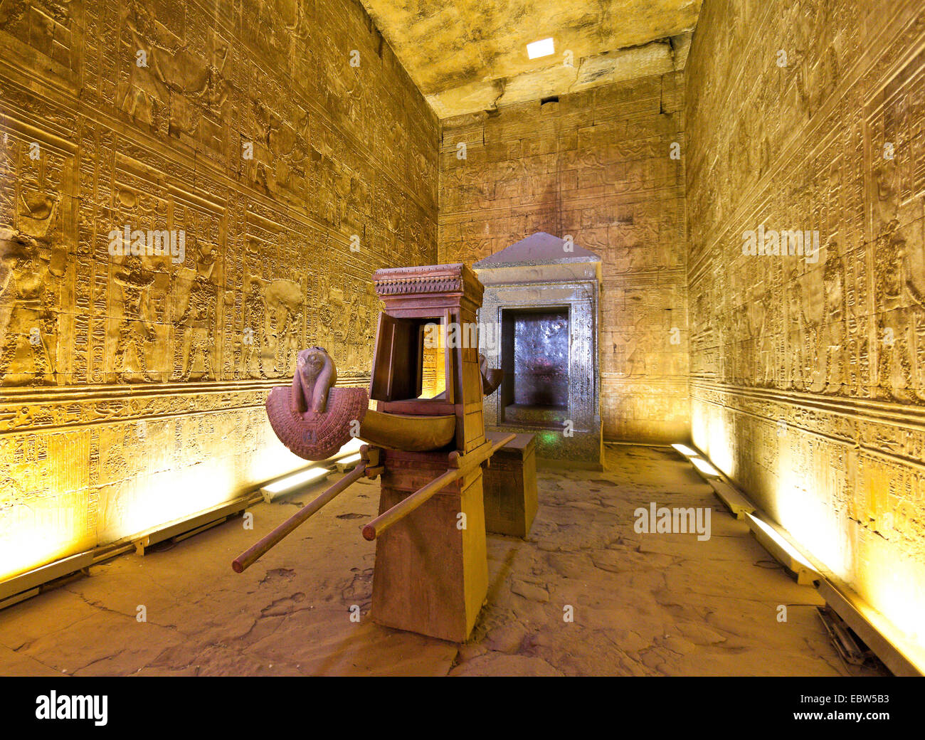 Horus-Tempel, beeindruckende Gebäude aus der ptolemäischen Zeit., Ägypten, Oberaegypten, Edfu Stockfoto