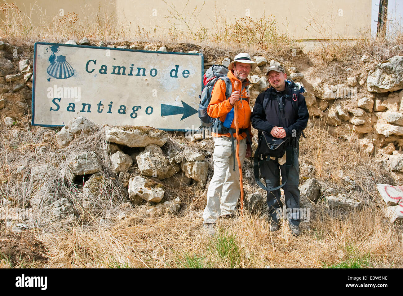 Zwei Pilger posiert mit einem Zeichen des Camino de Santiago, Spanien, Kastilien und Le¾n, Burgos, Soria Stockfoto