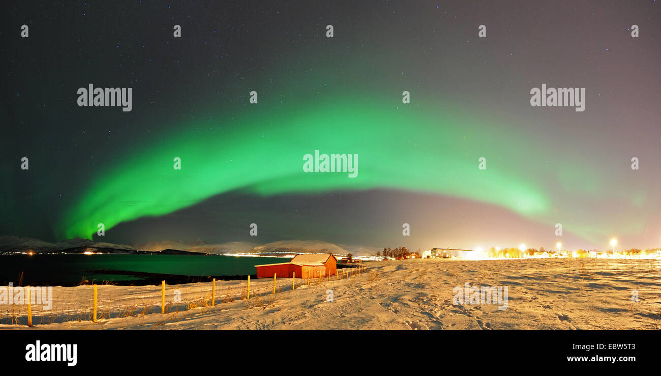Bogenförmige Northern Light, Norwegen, Troms, Kval°ya, Troms° Stockfoto
