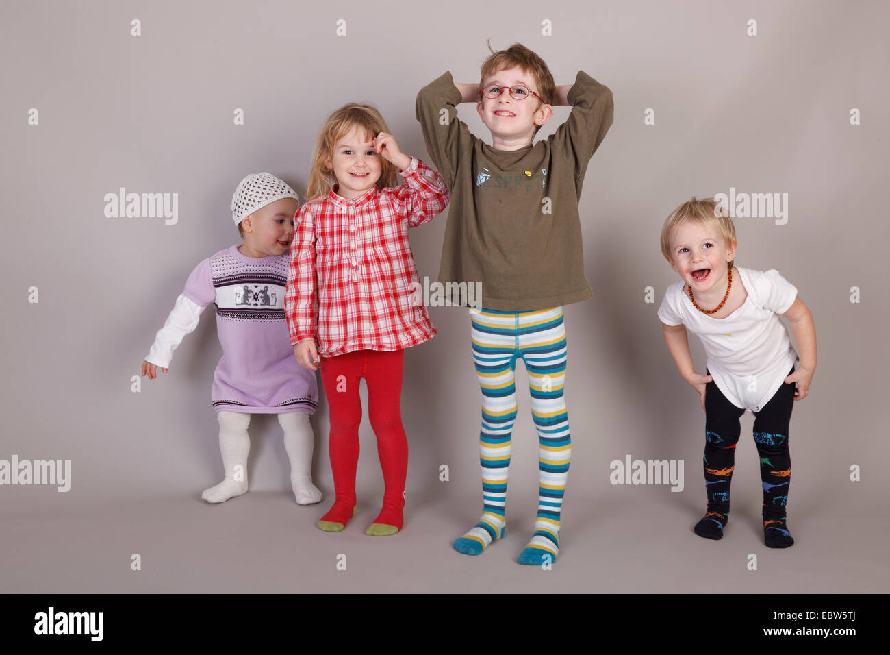 vier kleine Kinder foolishing Stockfoto