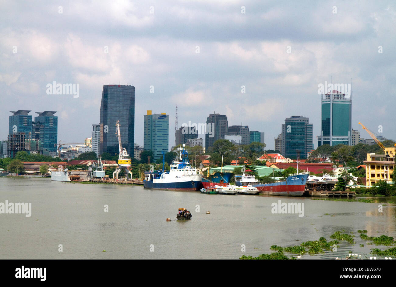 Skyline entlang dem Fluss Saigon in Ho-Chi-Minh-Stadt, Vietnam. Stockfoto