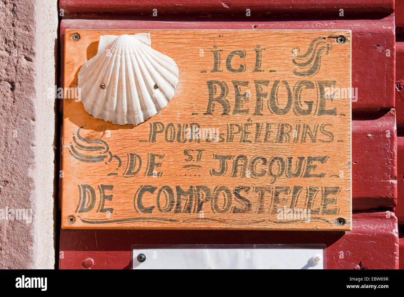 Tür Schild an einer pilger Herberge, Frankreich, PyrÚnnÚes-Atlantiques, St.-Jean-Pied-de-Port Stockfoto
