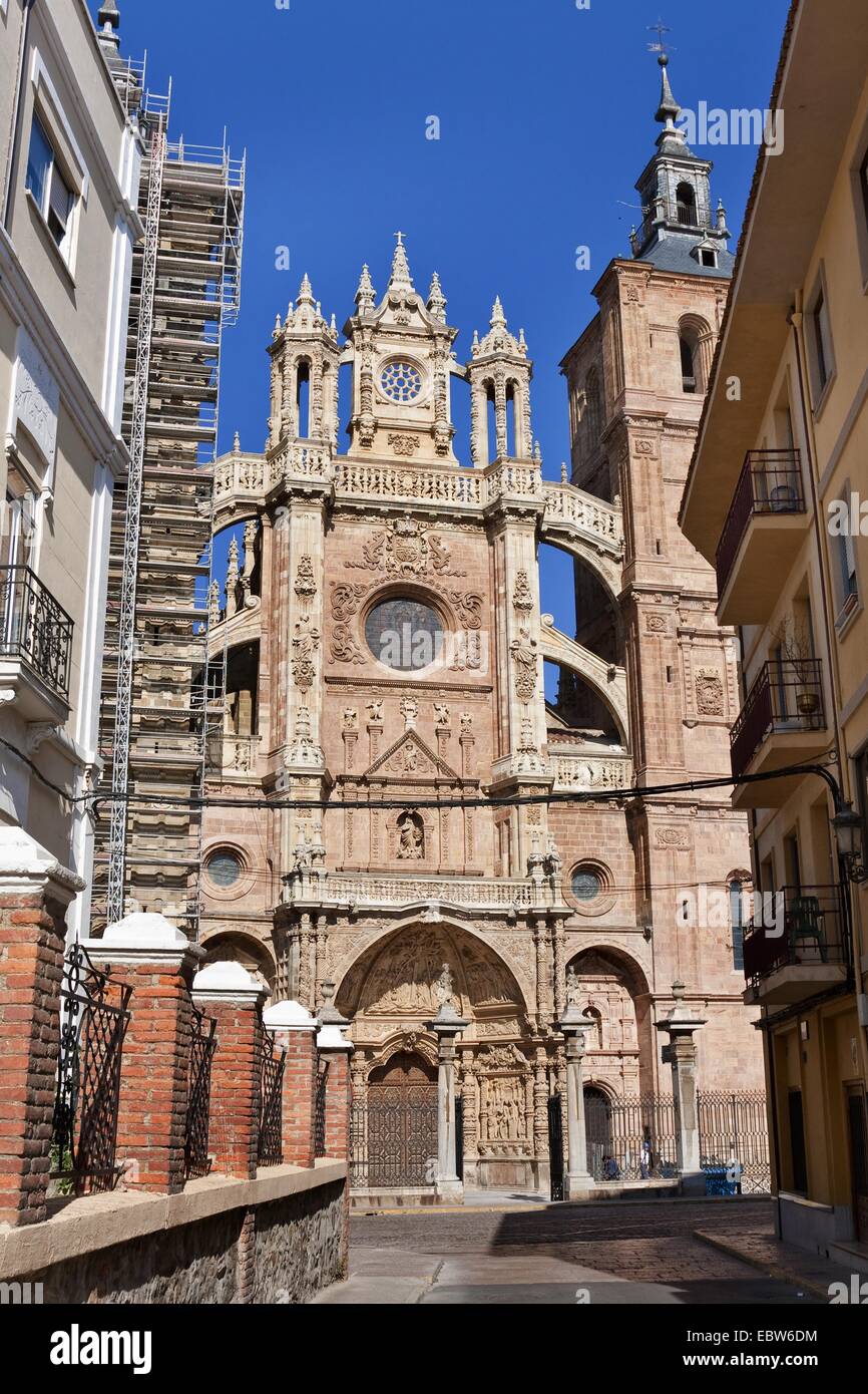 Fassade der Catedral de Santa MarÝa im spätgotischen Stil mit barocken Elementen, Spanien, Kastilien und Le¾n, Astorga Stockfoto
