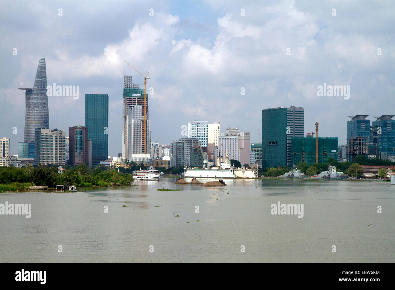 Skyline entlang dem Fluss Saigon in Ho-Chi-Minh-Stadt, Vietnam. Stockfoto
