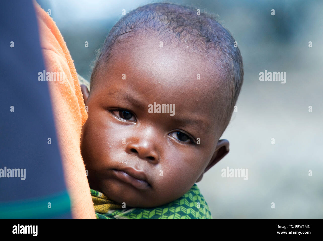 Porträt eines Kindes zu seiner Mutter zurück, Sambia Stockfoto
