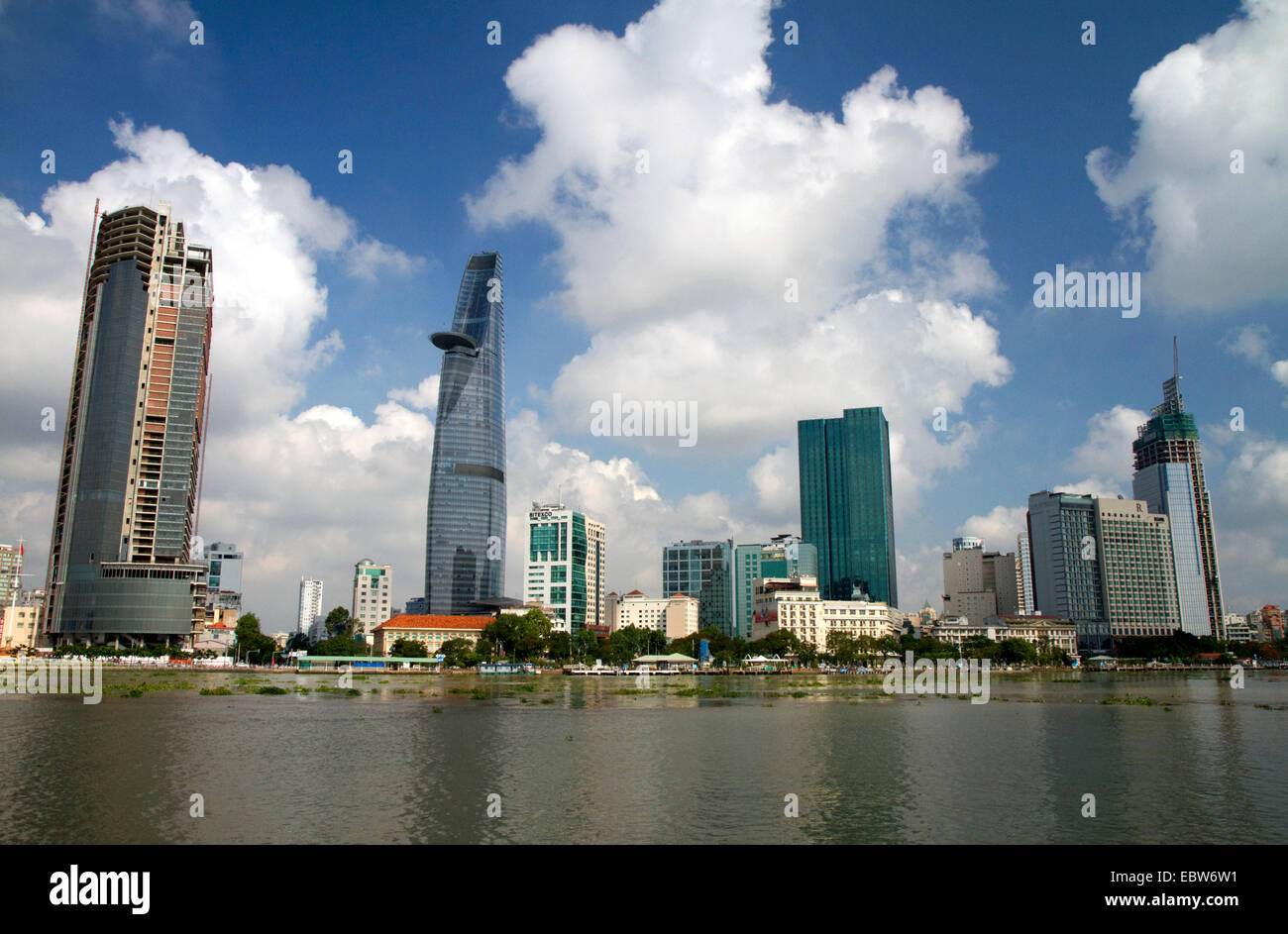 Bitexco Financial Tower entlang dem Fluss Saigon in Ho-Chi-Minh-Stadt, Vietnam. Stockfoto
