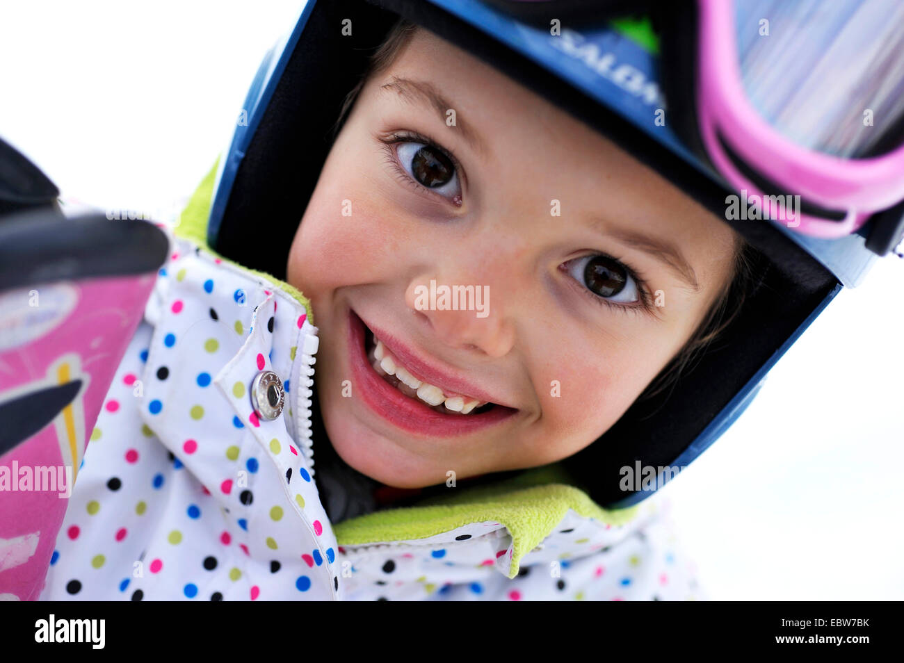 Porträt eines glücklichen kleinen Jungen gekleidet zum Skifahren, Frankreich Stockfoto