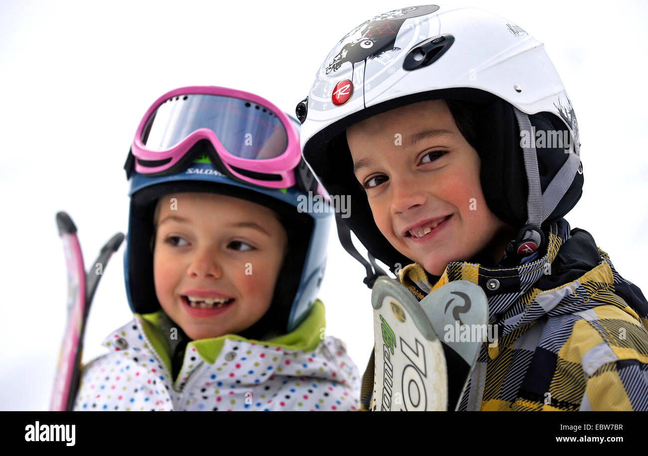 zwei kleine Jungs gekleidet zum Skifahren glücklich wartet auf den Start, Frankreich Stockfoto