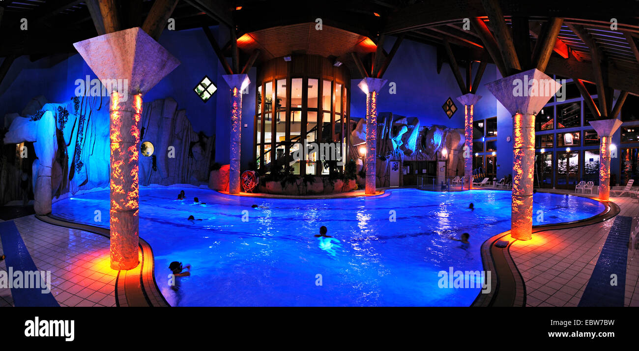 Anspruchsvolle Swimmingpool in einem Skigebiet, Frankreich, Savoyen, Les MÚnuires Stockfoto