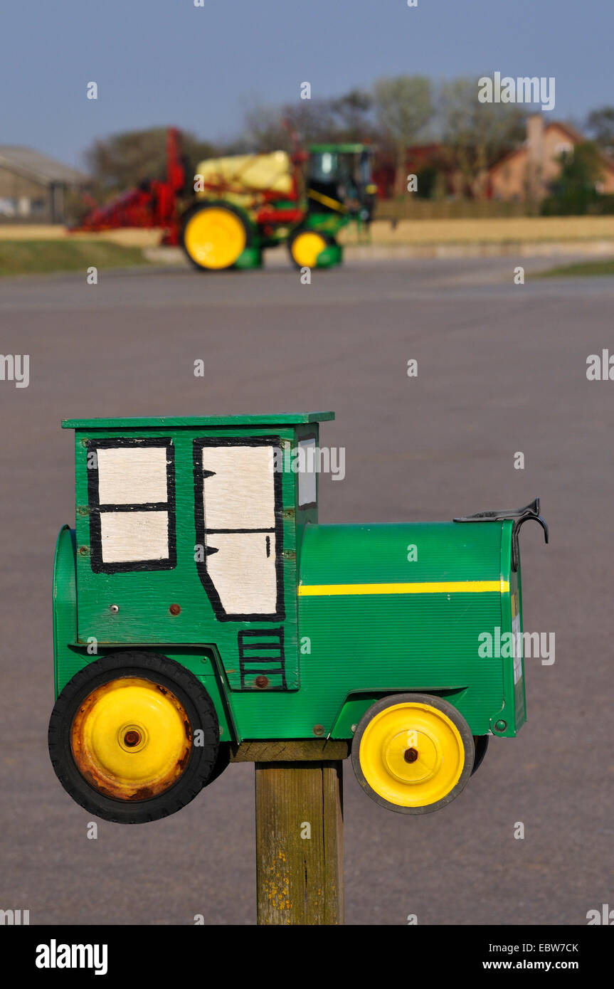 Briefkasten in Form eines Traktors, Traktor im Hintergrund, Niederlande  Stockfotografie - Alamy