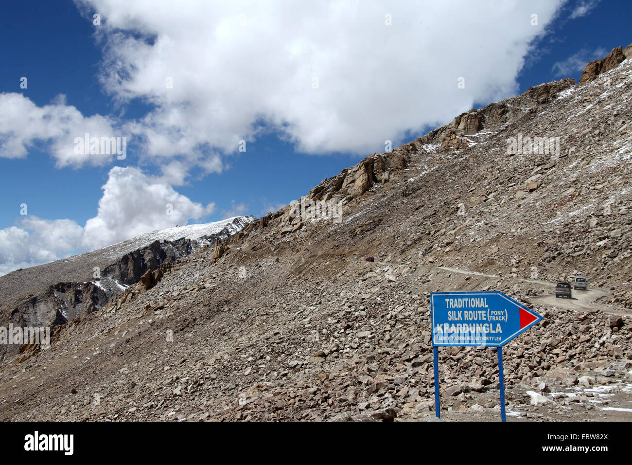 Straße aus Leh in Ladakh zu Khardung La ist der höchste befahrbare Pass der Welt Stockfoto