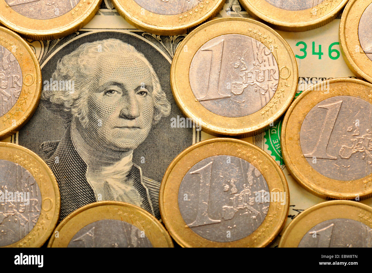 1-Dollar-Schein mit 1 Euro-Münzen, Wechselkurs Stockfoto