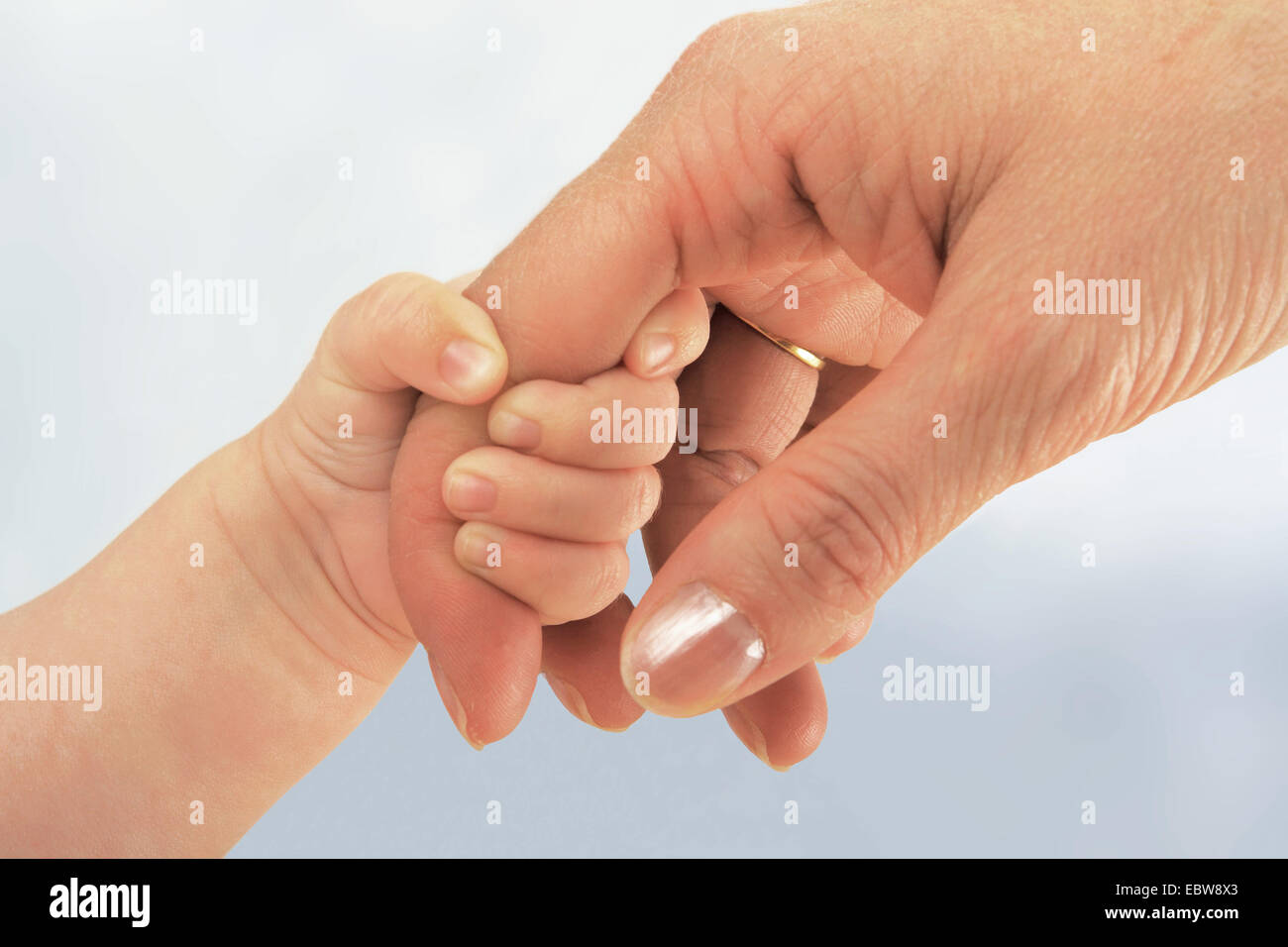 Baby greifen Mütter Zeigefinger Stockfoto