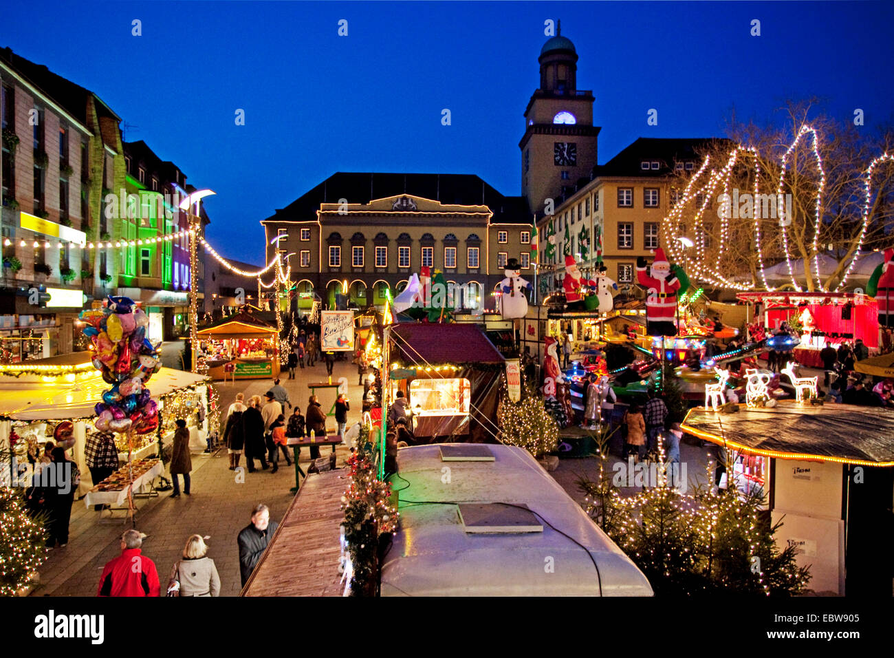 Weihnachtsmarkt in Witten mit Rathaus, Witten, Ruhrgebiet, Nordrhein-Westfalen, Deutschland Stockfoto