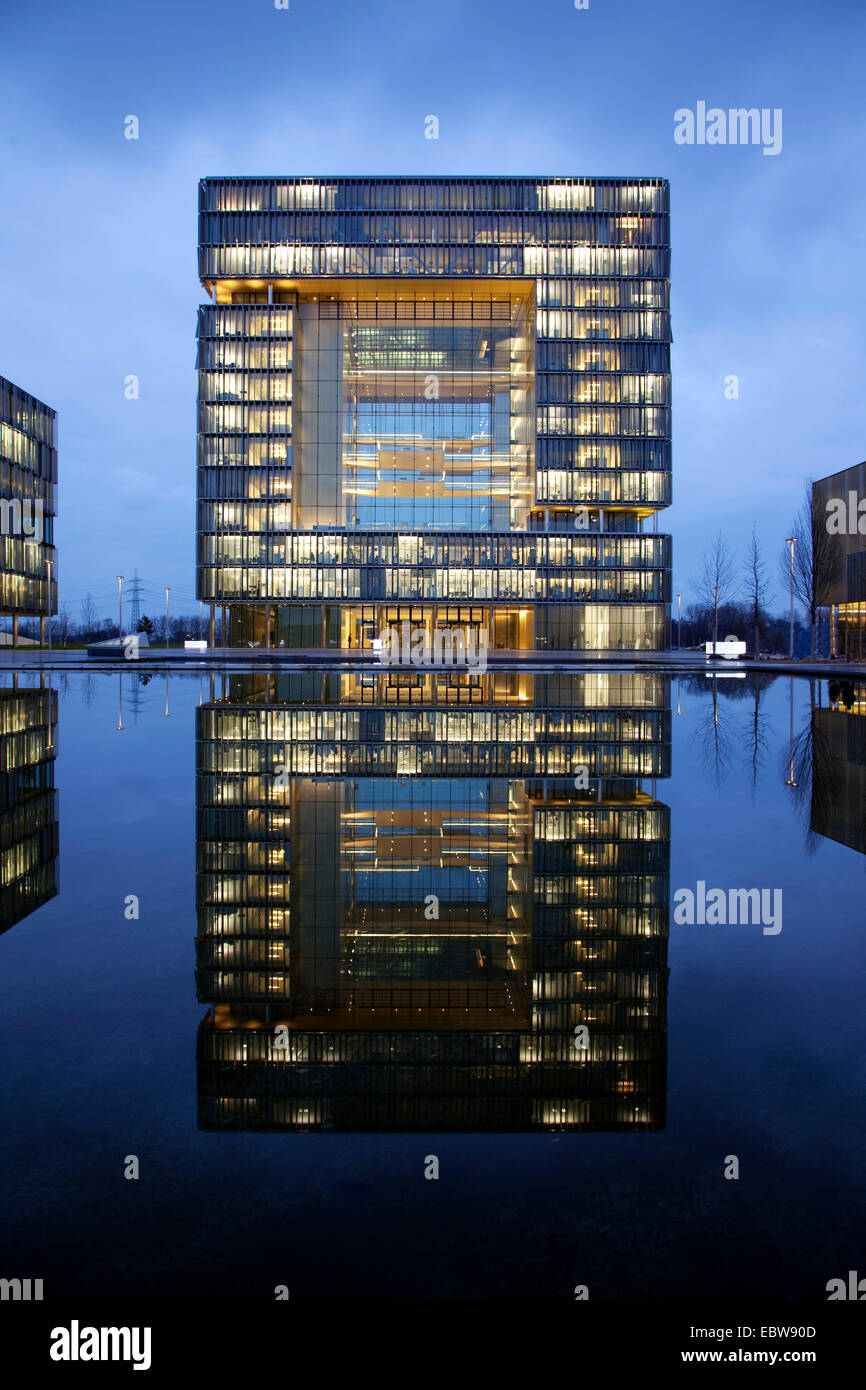 Unternehmen ThyssenKrupp Hauptquartier in Twilight, Hauptsitz, Q1, Deutschland, Nordrhein-Westfalen, Ruhrgebiet, Essen Stockfoto