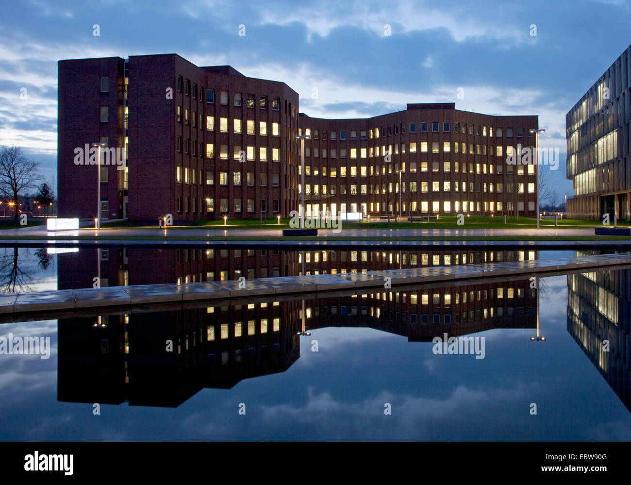 ThyssenKrupp Konzernzentrale in der Dämmerung, Essen, Ruhrgebiet, Nordrhein-Westfalen, Deutschland Stockfoto