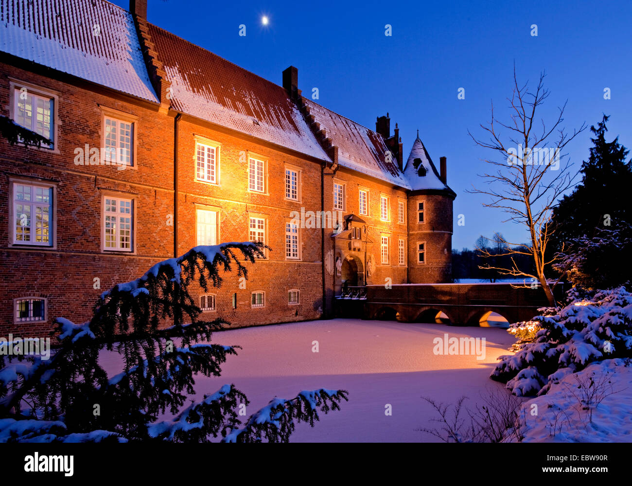 Motanig Schloss Herten zur blauen Stunde im Winter, Deutschland, Nordrhein-Westfalen, Ruhrgebiet, Herten Stockfoto