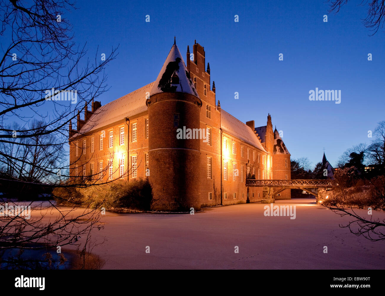 Motanig Schloss Herten zur blauen Stunde im Winter, Deutschland, Nordrhein-Westfalen, Ruhrgebiet, Herten Stockfoto